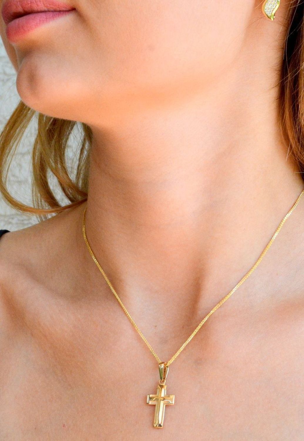 Złota zawieszka wypukły krzyżyk 585 bez.jpg